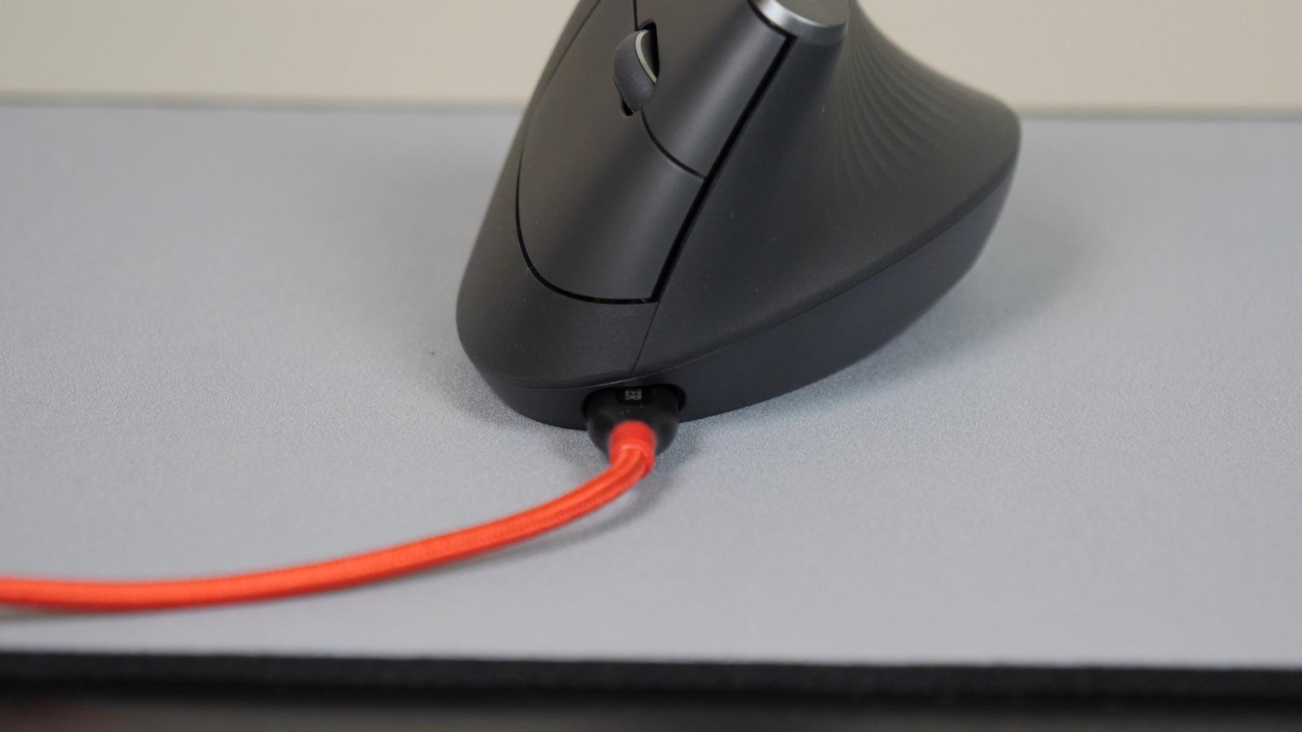 Logitech MX Vertical Wireless Mouse Ergonomic Design - Graphite customer photo 1