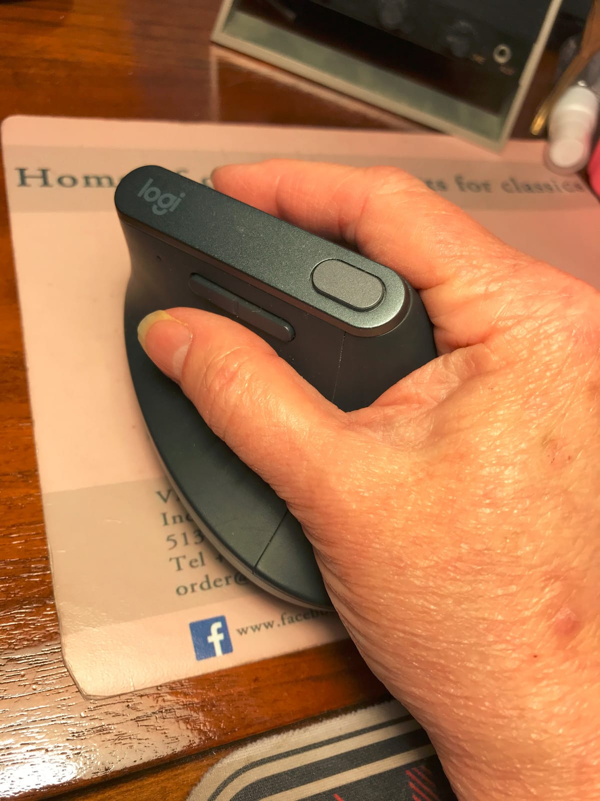 Logitech MX Vertical Wireless Mouse Ergonomic Design - Graphite customer photo 2