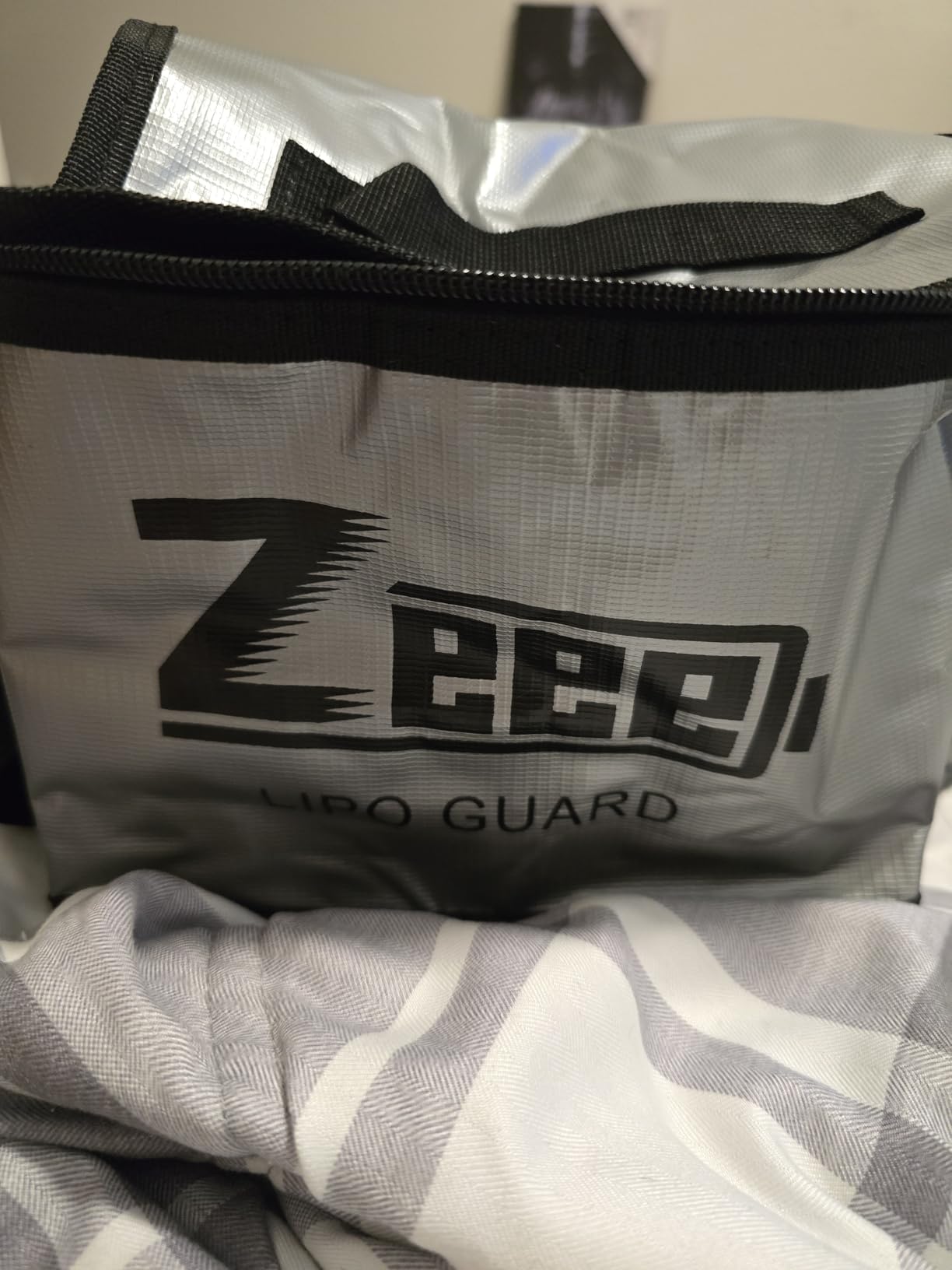 Zeee Fireproof Explosionproof Lipo Bag Battery Storage(8.46 x 6.5 x 5.71in) customer photo 2