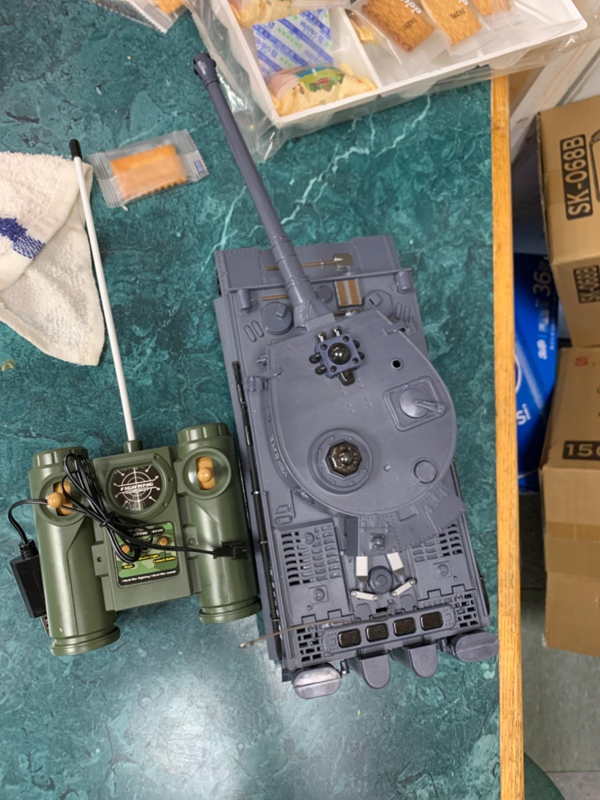 BEAURE Rc Tanks,1:28 WW2 German Tiger Army Tank Toys for Boys,9 Channels Remote Control Vehicles with Sound and Light,RC Military Toys for Kids Boys Girls(Gray) customer photo 2