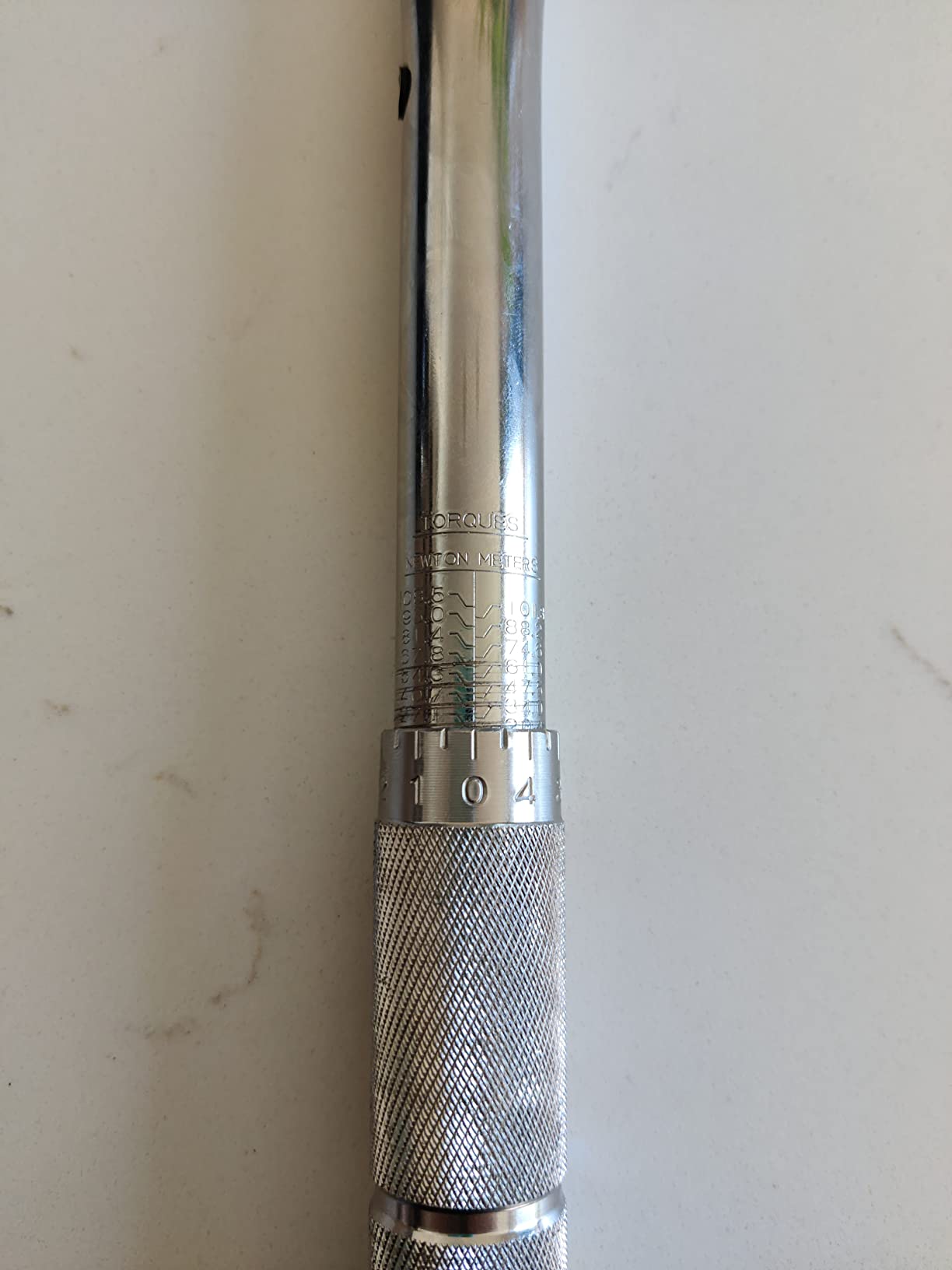 Amazon Basics 3/8-inch Drive Click Torque Wrench Ratchet, 15-80 ft.-lb, 20.4-108.5 Nm customer photo 2