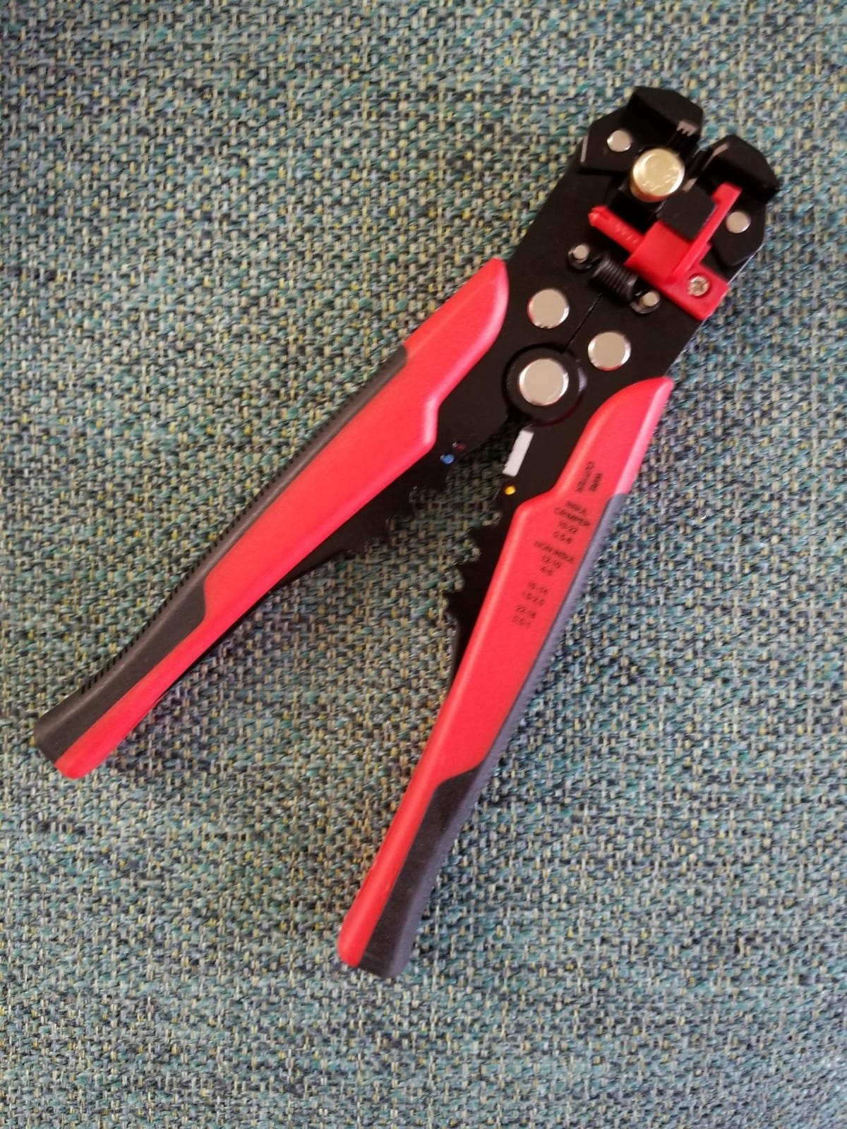 Amazon Basics Self-Adjusting Wire Stripper and Crimping Tool, Strips 10-24 AWG, Black/Red customer photo 2