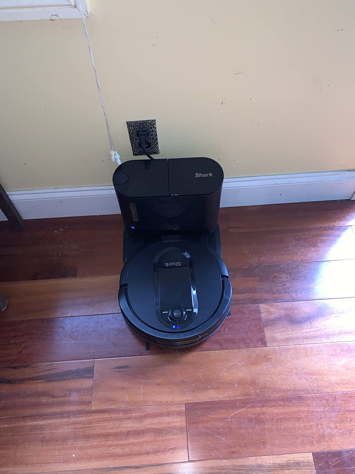 Shark IQ App-Controlled Self-Emptying Robot Vacuum, RV100AE/UR1000SR - Black (Renewed) customer photo 1