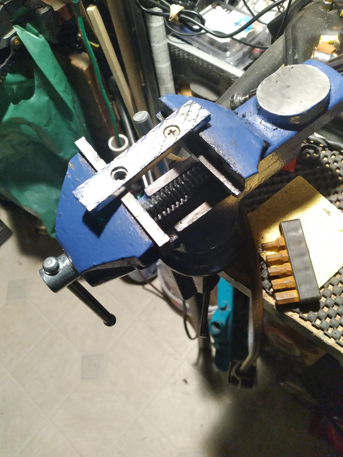 Housolution Universal Table Vise 3 Inch, 360°Swivel Base Bench Clamp customer photo 1