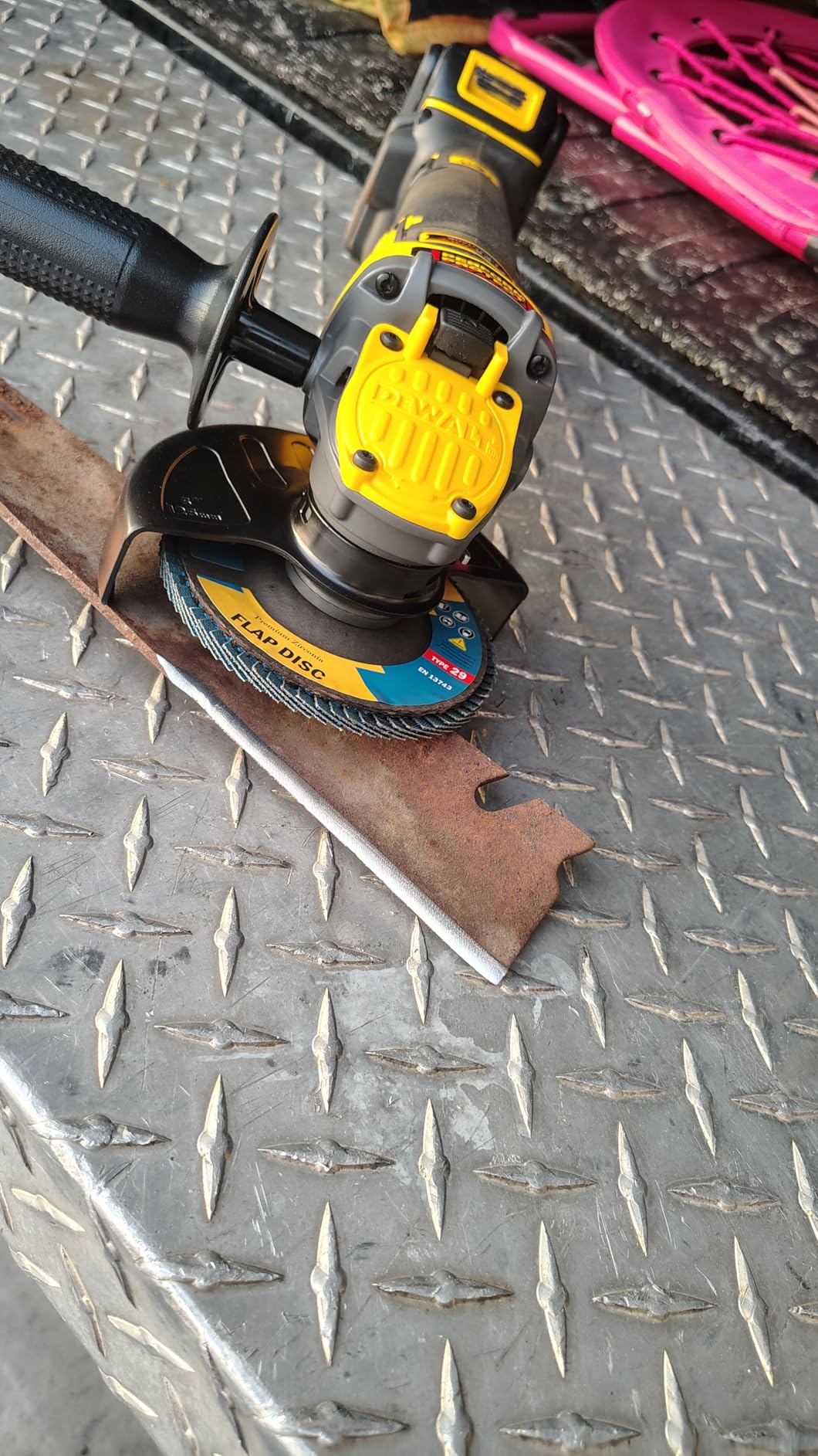 DEWALT FLEXVOLT ADVANTAGE 20V MAX* Angle Grinder, Paddle Switch, 4-1/2-Inch to 5-Inch, Tool Only (DCG416B) customer photo 2