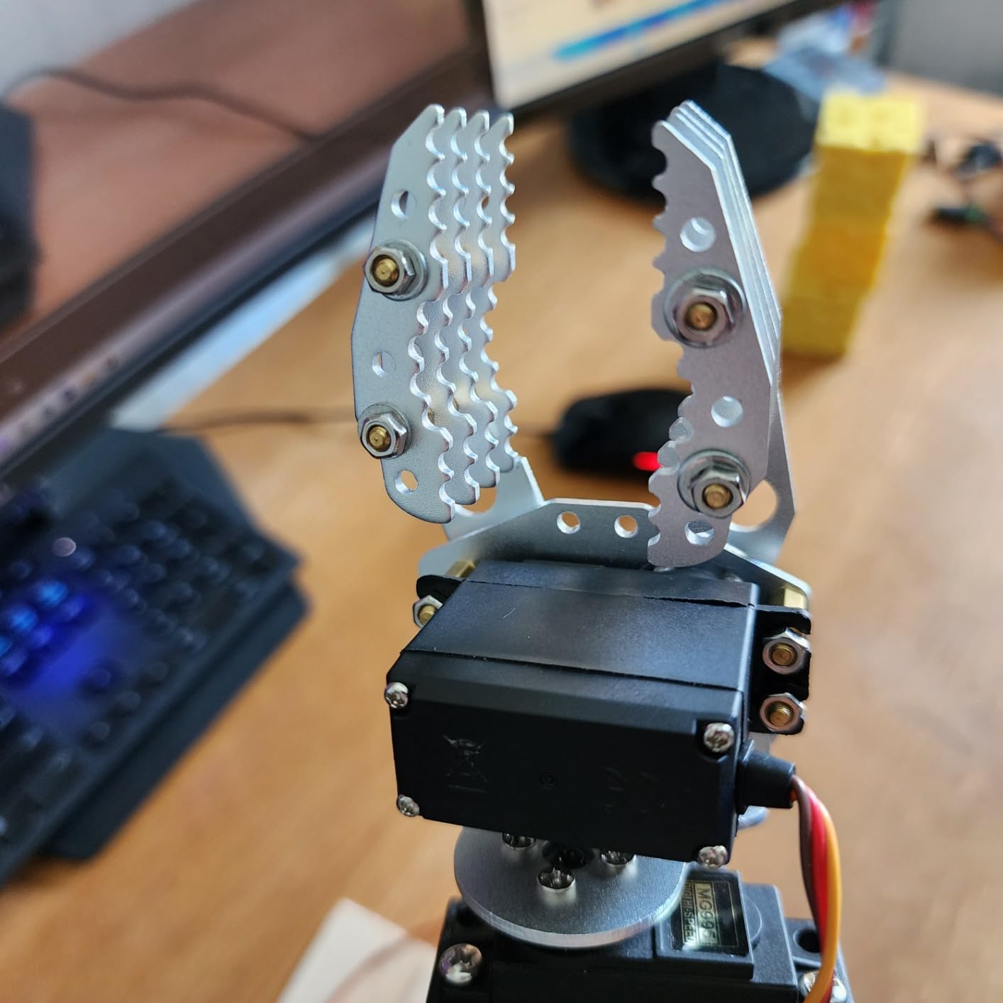 Professional Metal Robot Arm/Gripper/Mechanical Claw/Clamp/Clip with High Torque Servo, RC Robotic Part Educational DIY for Arduino/Raspberry Pie, Science STEAM Maker Platform (Silver) customer photo 1