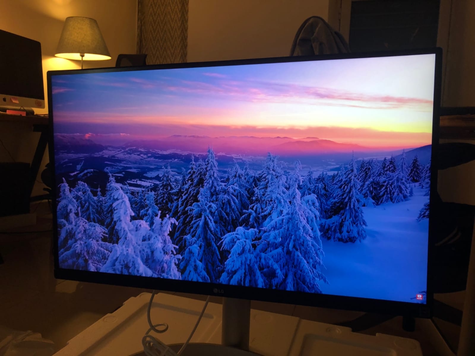 LG 27UP850-W Monitor 27” UHD (3840 x 2160) IPS Display, VESA DisplayHDR 400, DCI-P3 95% Color Gamut, USB-C,3-Side Virtually Borderless Display, Height/Pivot/Tilt Adjustable Stand - Silver customer photo 2