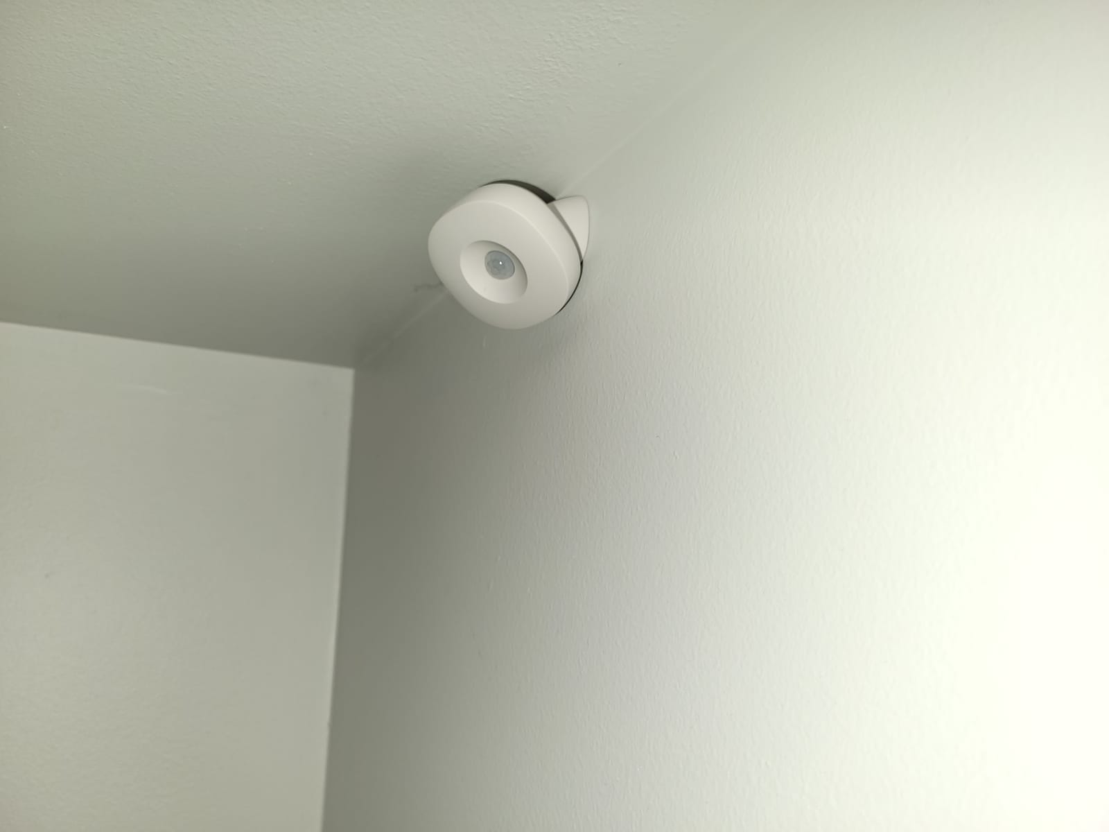 Aeotec SmartThings Motion Sensor, Zigbee, Magnetic Mounting, Works with Smart Home Hub and Compatible Zigbee Hubs customer photo 1