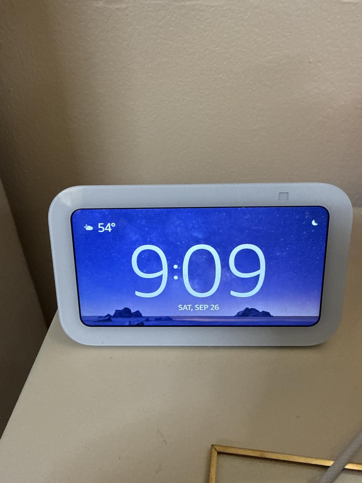 Amazon Echo Show 5 (newest model), Smart display, Designed for Alexa+, 2x the bass and clearer sound, Charcoal customer photo 1