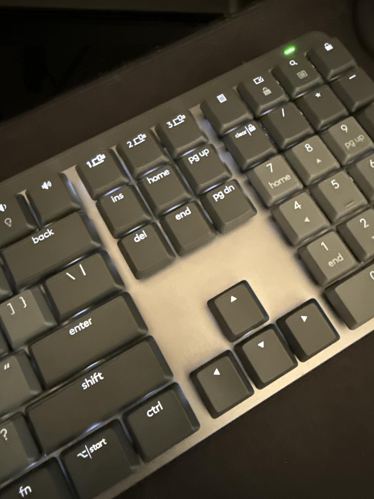 Logitech MX Mechanical Wireless Illuminated Keyboard Tactile - Graphite customer photo 1