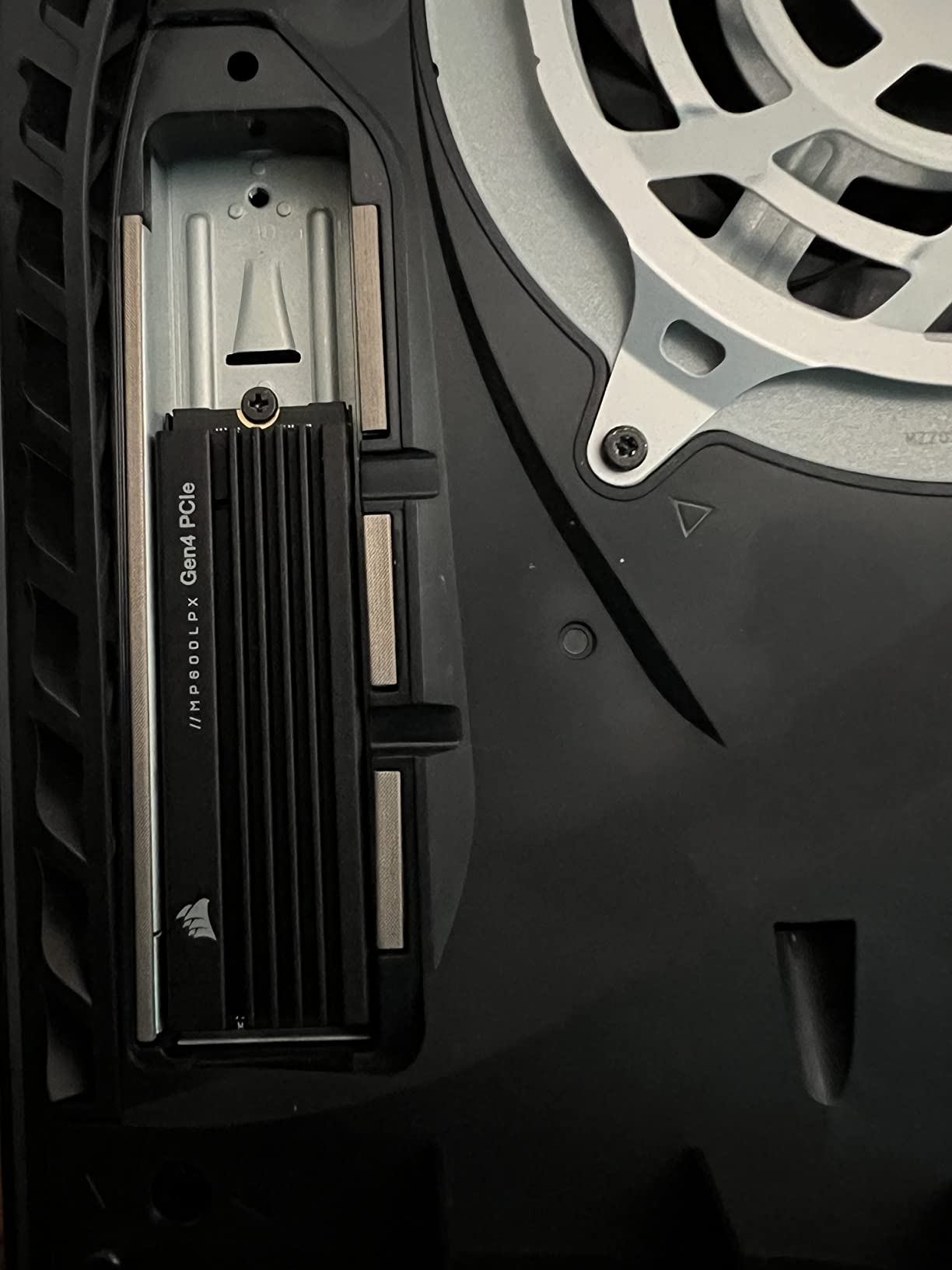 Corsair MP600 PRO LPX 1TB M.2 NVMe PCIe x4 Gen4 SSD - Optimized for PS5 (Up to 7,100MB/sec Sequential Read & 5,800MB/sec Sequential Write Speeds, High-Speed Interface, Compact Form Factor) Black customer photo 2