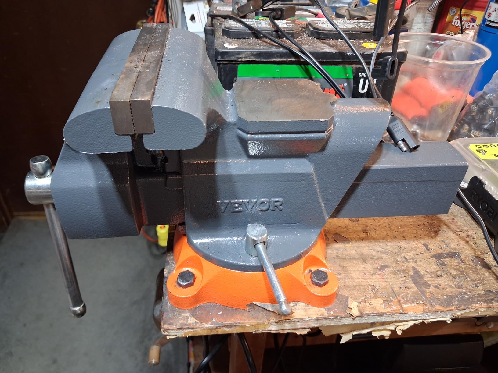 VEVOR Bench Vise, 4.5-inch Jaw Width 3.3-inch Jaw Opening, 240-Degree Swivel Locking Base Multipurpose Vise w/Anvil, Heavy Duty Cast Iron Workbench Vise w/Bolts & Nuts, for Drilling, Pipe Cutting customer photo 2