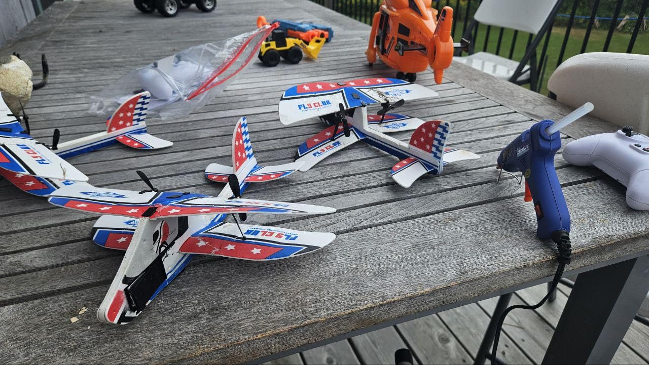 DEERC RC Plane, 2.4GHZ Remote Control Airplane W/ 3 Batteries & 6-axis Gyro Stabilizer, 2CH RTF RC Glider Toy for Beginners Kids Boys Girls Adults customer photo 1
