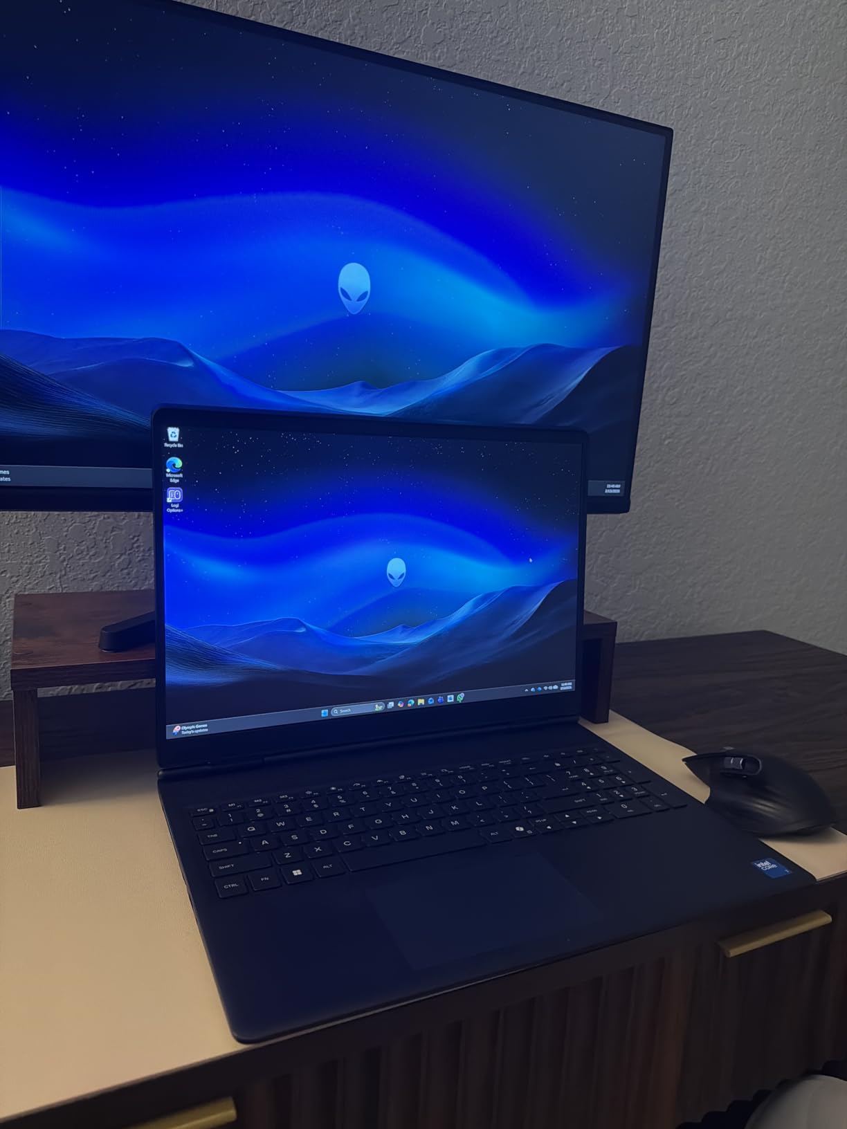 Alienware 16 Aurora Gaming Laptop, RTX 5050, Intel Core 7 240H customer photo 2