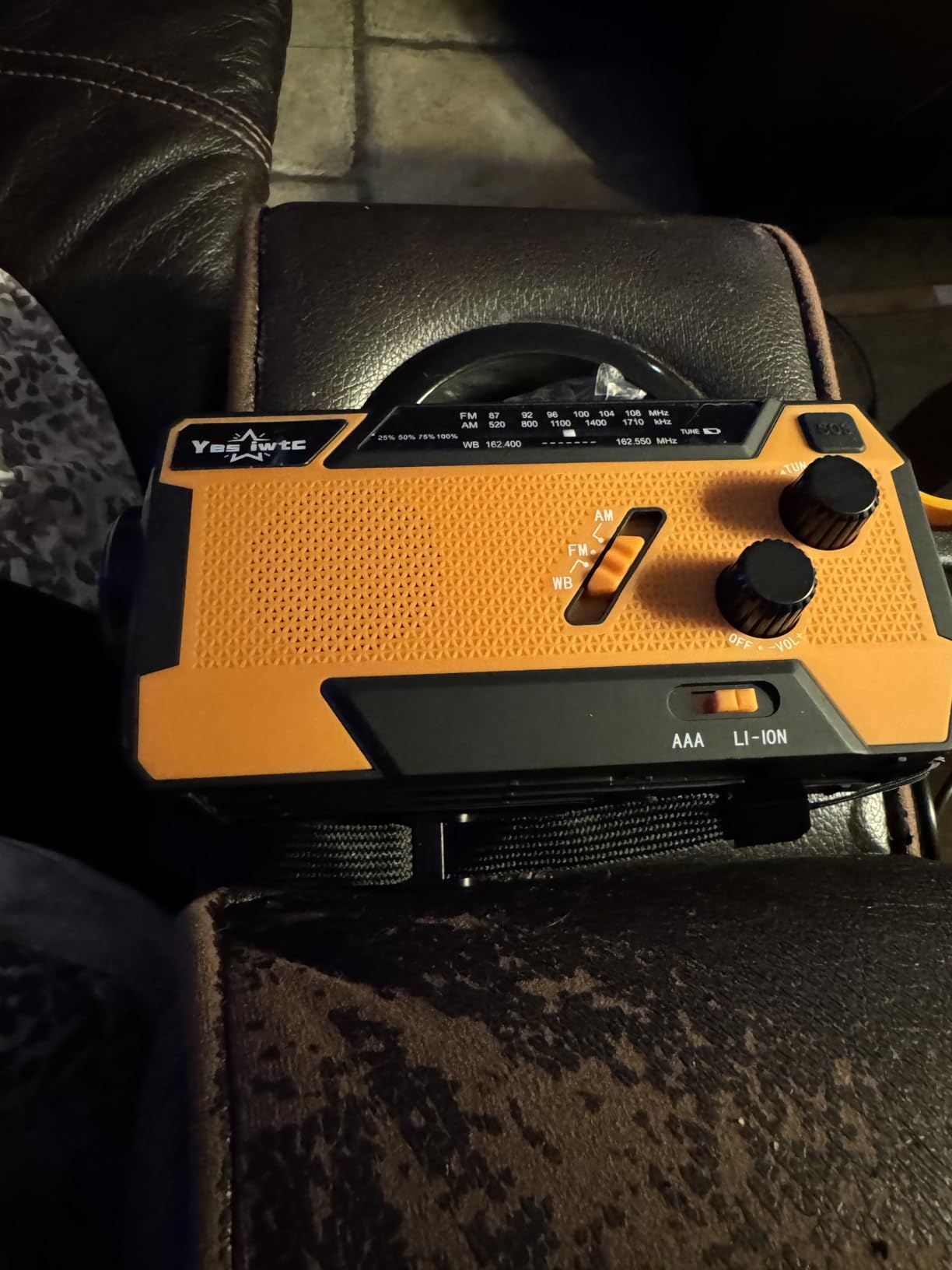 Hand Crank Emergency Radio 7400mWh (2000mAh) Solar Hand Crank Radio customer photo 2