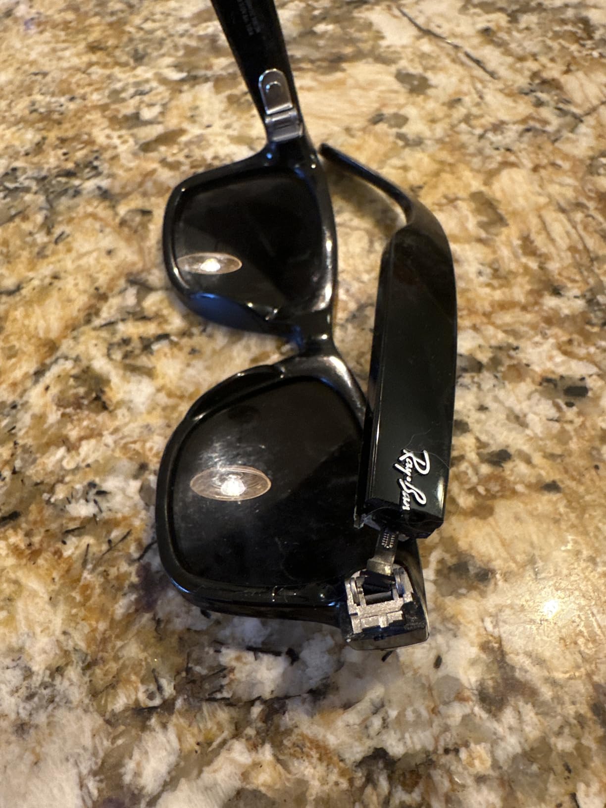 Ray-Ban Meta (Gen 1), Wayfarer, Shiny Black | Smart AI Glasses for Men, Women — 12 MP Ultra-Wide Camera, Open-Ear Speakers for Audio, Video Recording and Bluetooth — Green Lenses — Sunglasses customer photo 2