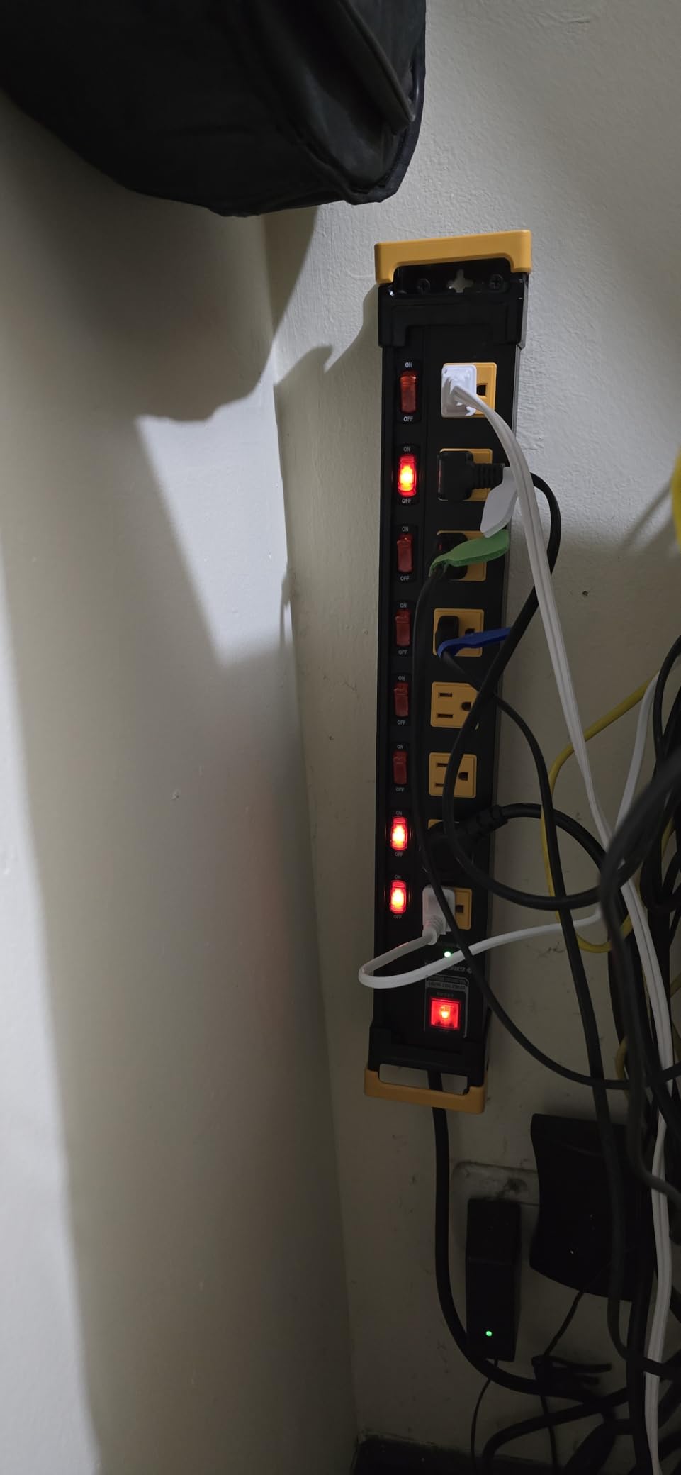 6 Outlet Heavy Duty Surge Protector Power Strip with Individual Switches customer photo 2