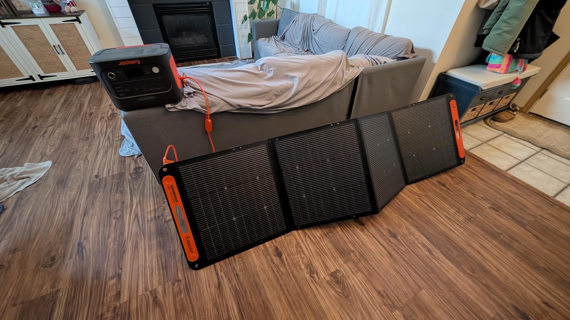Jackery Solar Generator 1000 v2 and 200W Solar Panel,1070Wh,1500W AC customer photo 2