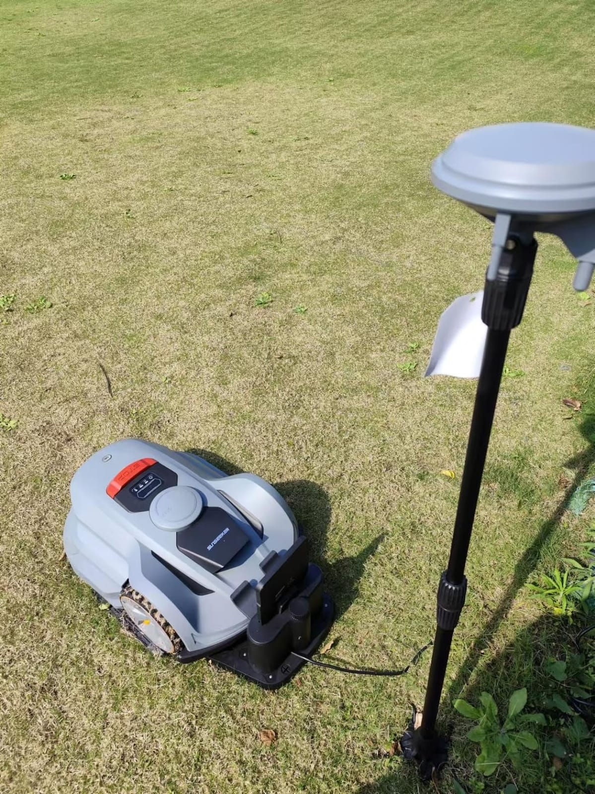 Sunseeker X7 AWD Robot Lawn Mower, RTK, Vision AI, 0.75 Acre, Wire-Free customer photo 1