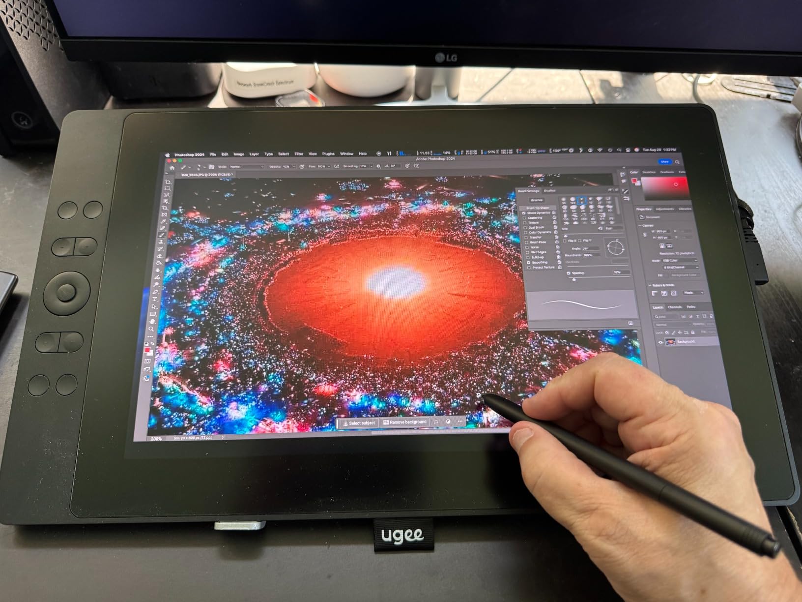 UGEE 15.4 inch Drawing Tablet with Screen,143% sRGB UE16 Computer Graphics Tablet with Full-Laminated Screen 8+1 Hot Keys 16K Level Pressure Battery-Free Stylus,Drawing Pad for PC/Windows/Mac/Android customer photo 1