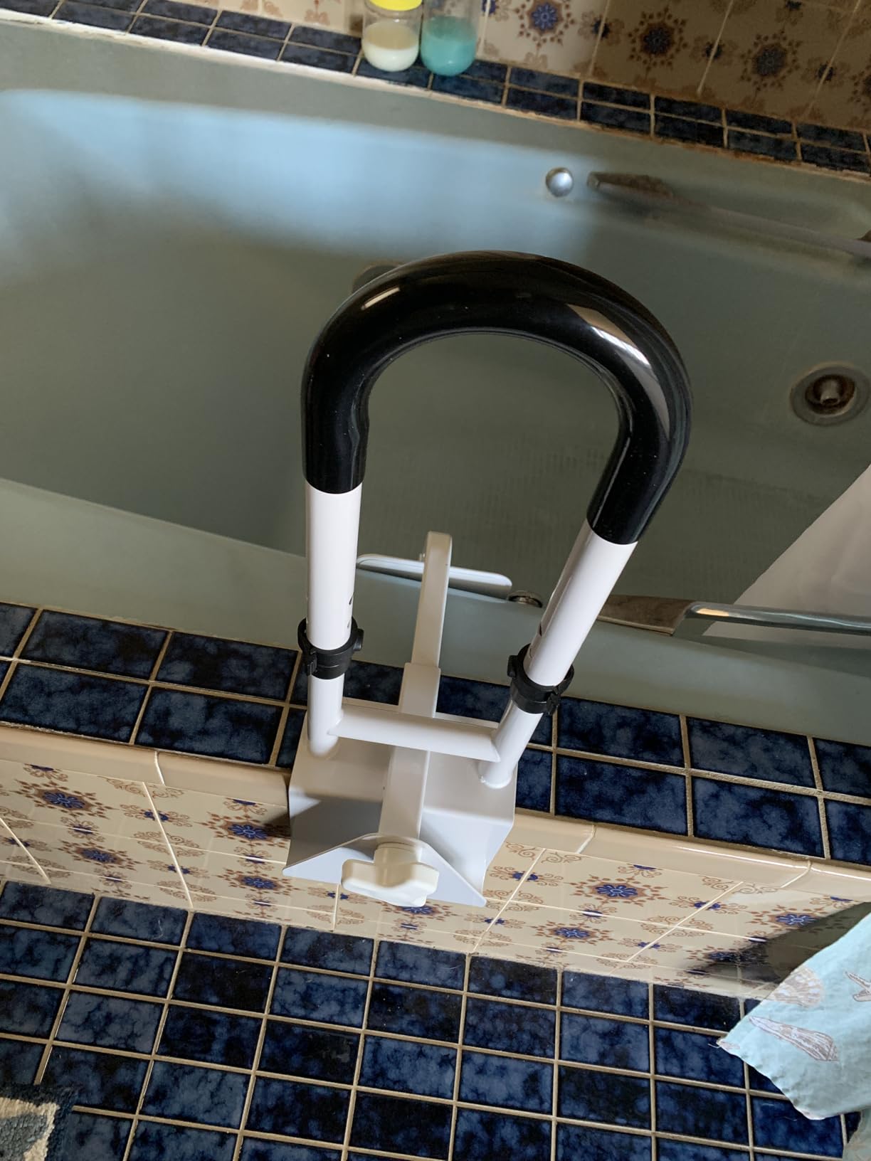 Adjustable Bathtub Safety Rail, Bathtub Handle Grab Bar with Non-Slip Grip for Seniors, Elderly, Fits 3.1 to 6.7 Inch Tub Walls, Supports 300 lbs customer photo 2