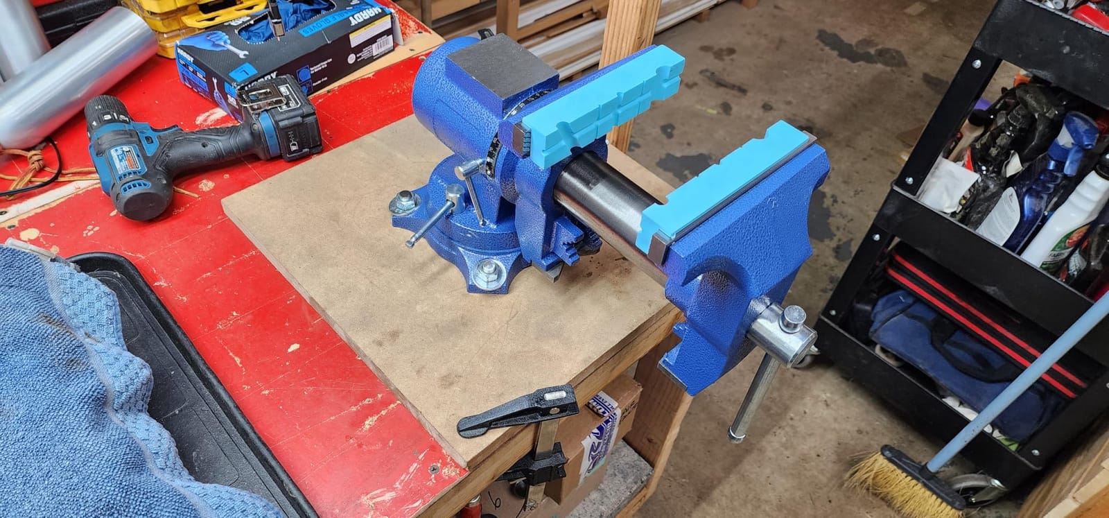VEVOR Bench Vise 6.5 Inch Jaw Width 360-Degree Swivel Base and Rotate Clamp customer photo 2