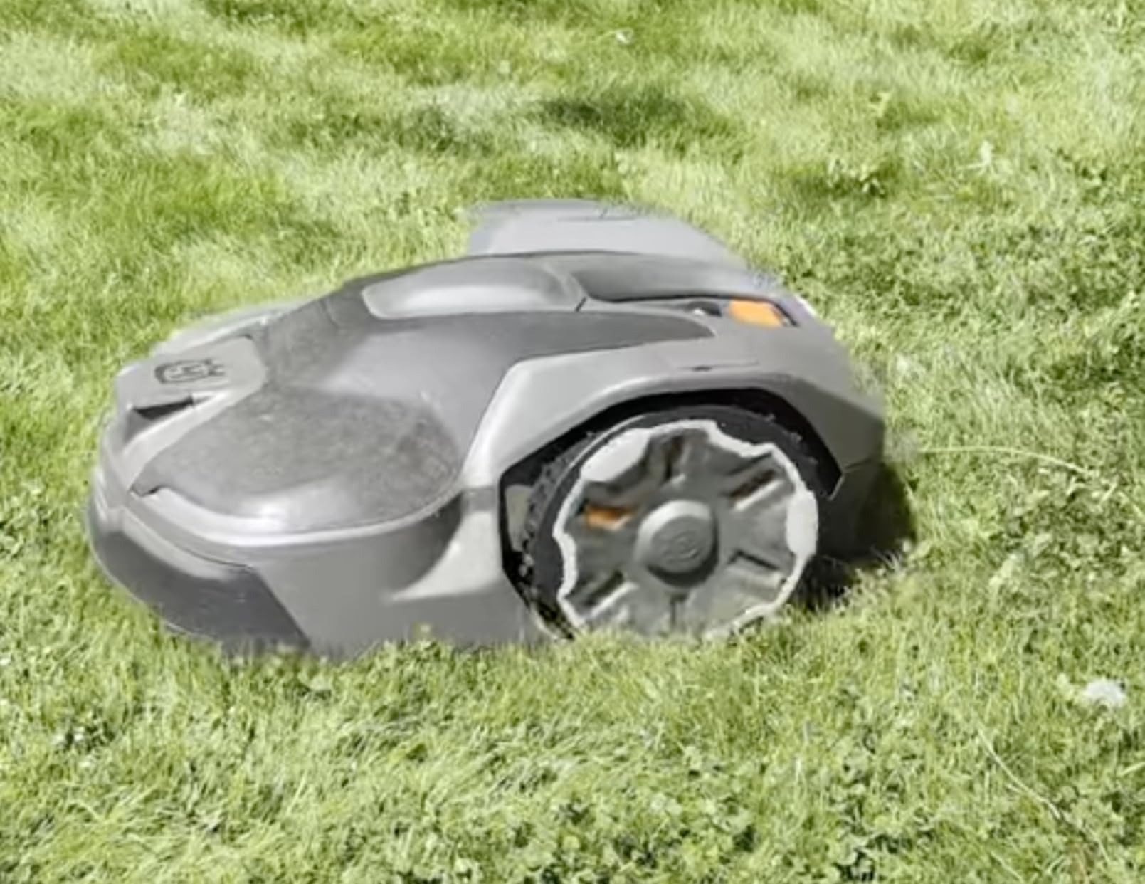 Husqvarna 410iQ ½ Acre Wire-Free, 45% Slope, app Based, Robot Lawn Mower customer photo 1