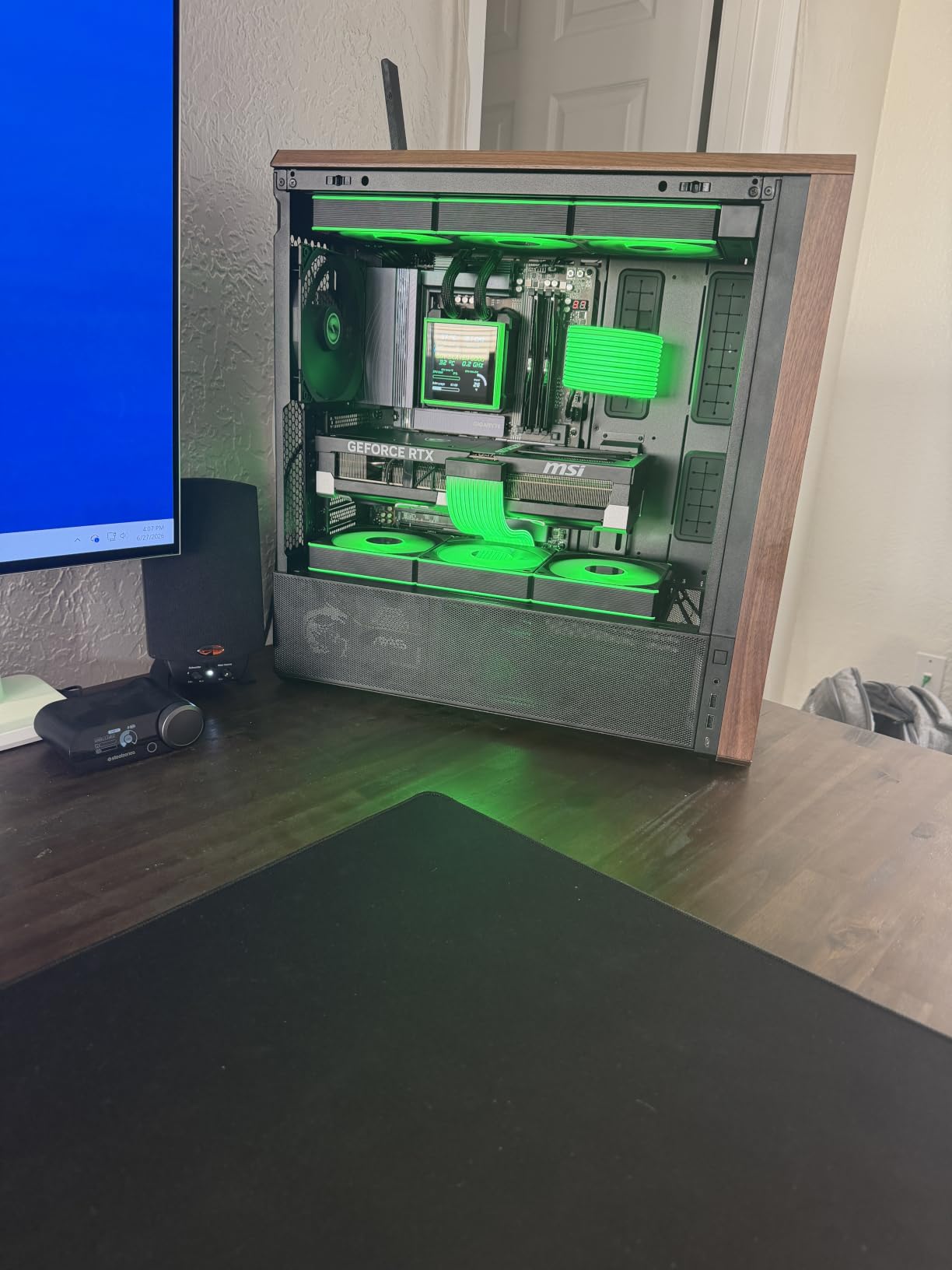 Lian Li LANCOOL 217 ATX Mid-Tower PC Case, 5 PWM Fans, Black Walnut Wood customer photo 1