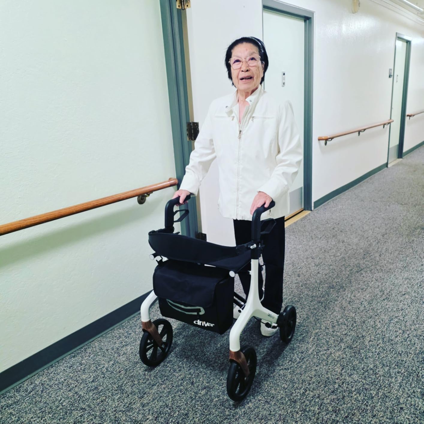 Drive Medical AeroWalk Ultra-Lite Rollator, 15.2 lb, 23