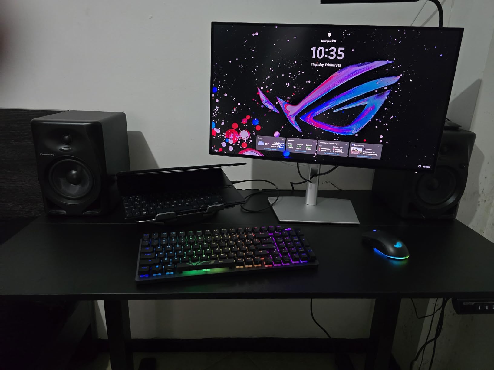 Dell UltraSharp U2725QE 27-Inch 4K UHD IPS Black Monitor customer photo 1
