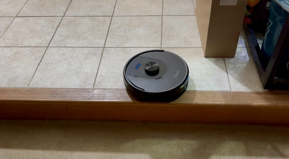 Tikom Robot Vacuum and Mop, Robotic Vacuum Cleaner with Self-Emptying Base customer photo 1