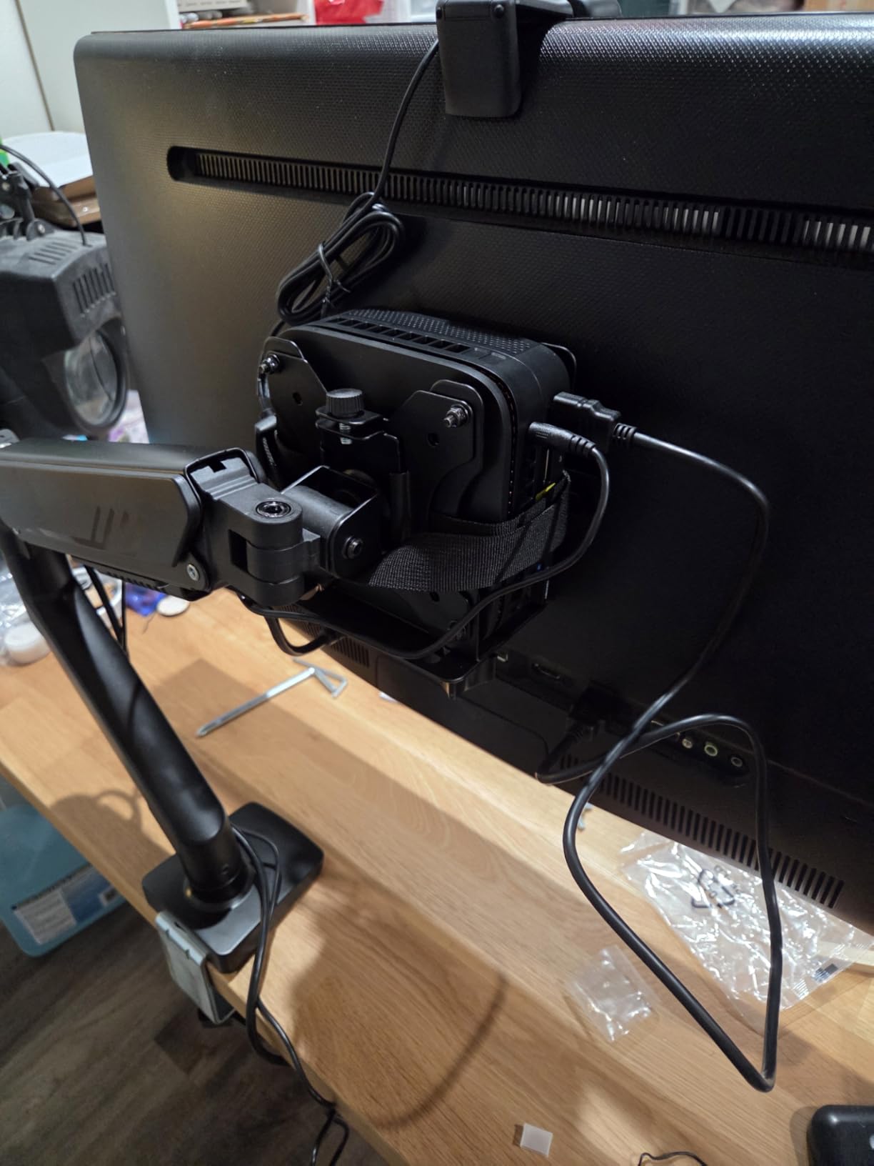 ErGear Heavy Duty Monitor Arm for 13-49″ Ultrawide Screens, 37.4 lbs Capacity, Full Motion Monitor Desk Mount, Rock-Solid Support, Dual C-Clamp & Grommet Mount, VESA 75x75/100x100mm customer photo 2