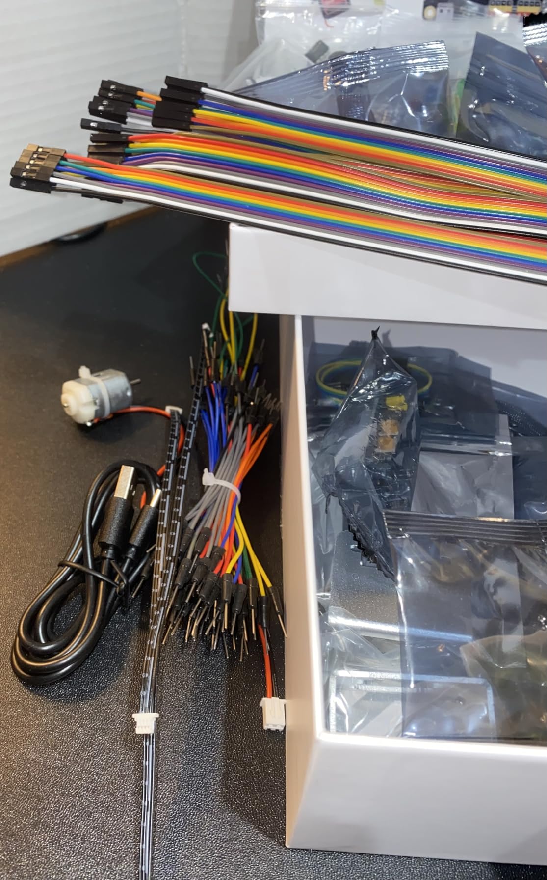 SunFounder AI Fusion Lab Kit for Raspberry Pi 5/4/3B+/Zero 2w, LLMs ChatGPT/Gemini/Grok, YOLO&OpenCV & MediaPipe, Python, Video Courses for Beginners Engineers customer photo 1