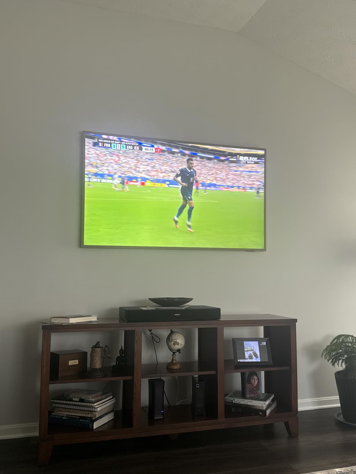 Samsung 75-Inch Class The Frame Pro LS03HW Series Samsung Vision AI Smart TV (2026 Model, 75LS03HW) Glare Free with Neo QLED, Wireless One Connect, Slim Fit Wall Mount Included, Alexa Built-in - Vi... customer photo 2
