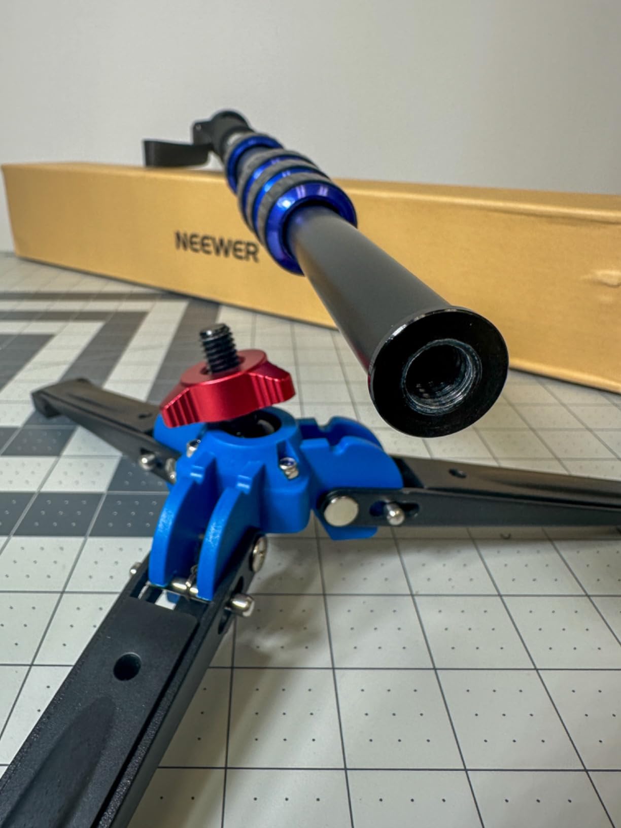 NEEWER Extendable Camera Monopod with Detachable and Foldable Stand Base customer photo 1