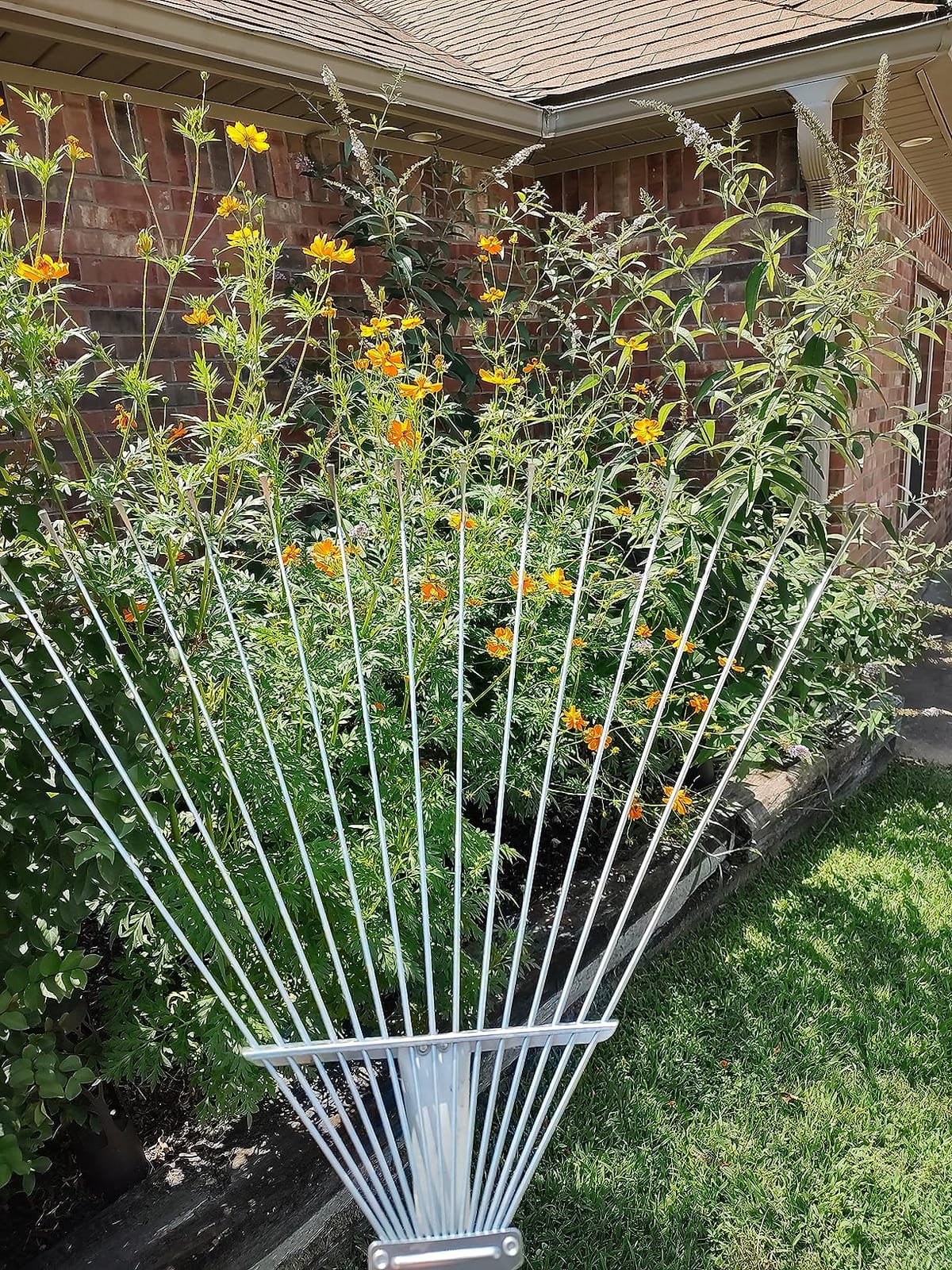 Buyplus Adjustable Garden Leaf Rake - 24 to 63 Inch Telescopic Metal Expandable Folding Leaves Rake, Metal Rake for Leaves, Yard Rakes for Lawn Yard, Flowers Beds, Black customer photo 1