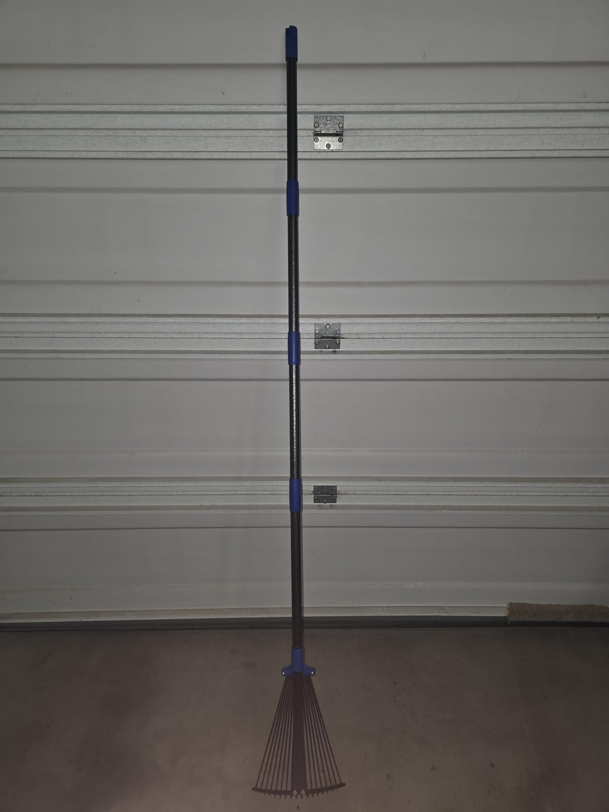 Adjustable Metal Leaf Rake Long Handle, Garden Rakes for Lawns Heavy Duty Leaves with Expandable Head 8-17