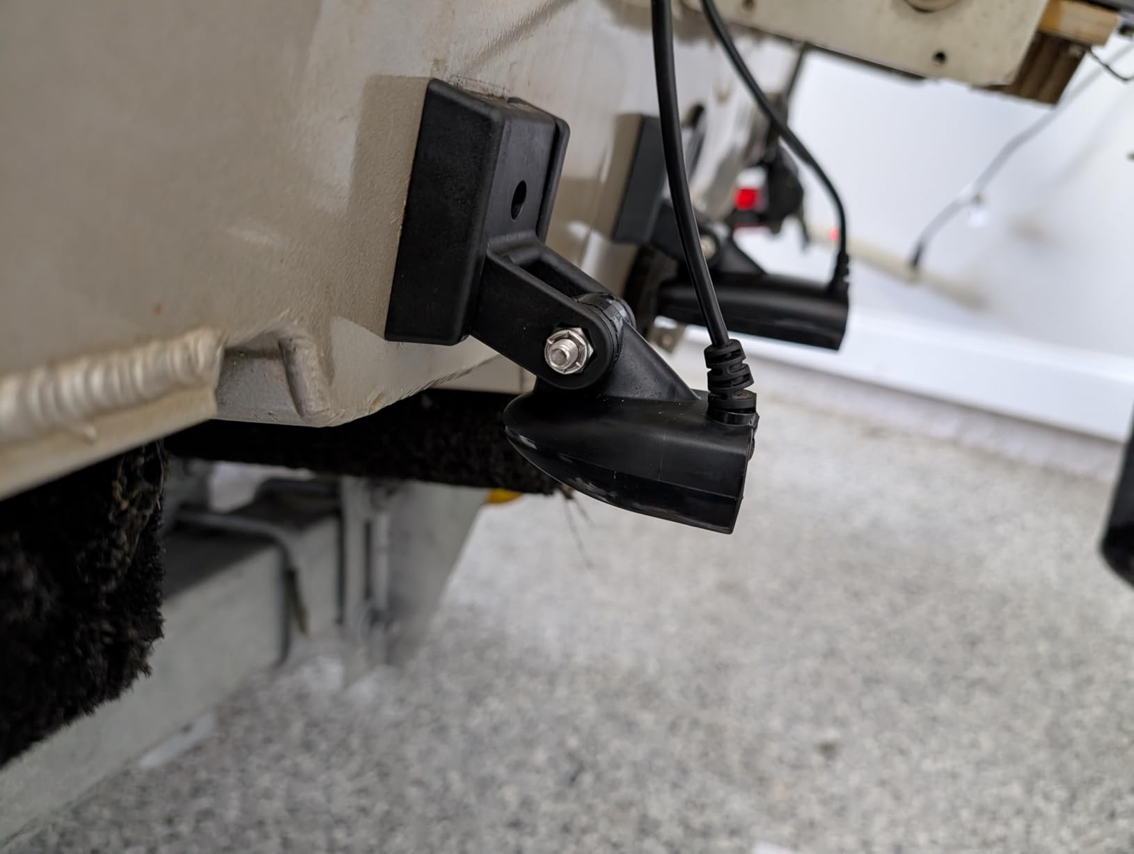 7400931 MHX XNT Transducer Bracket - Transducer Mount for XHS Model transducers, Transom Mounting Hardware Kit Compatible with XNT 9 20, XNT 9 20 T, XNT 9 QB 90 T, XNT 9 QB 90, XNT 9 SI 180 T, Black customer photo 1