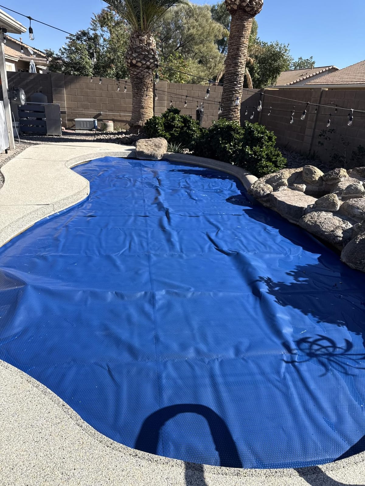 VEVOR Solar Pool Cover, 24 x 12 ft Rectangle Solar Cover 16 mil for Pools, Inground Above Ground Swimming Pool Solar Blanket with Bubble, Heat Retaining Solar Covers Blue customer photo 2