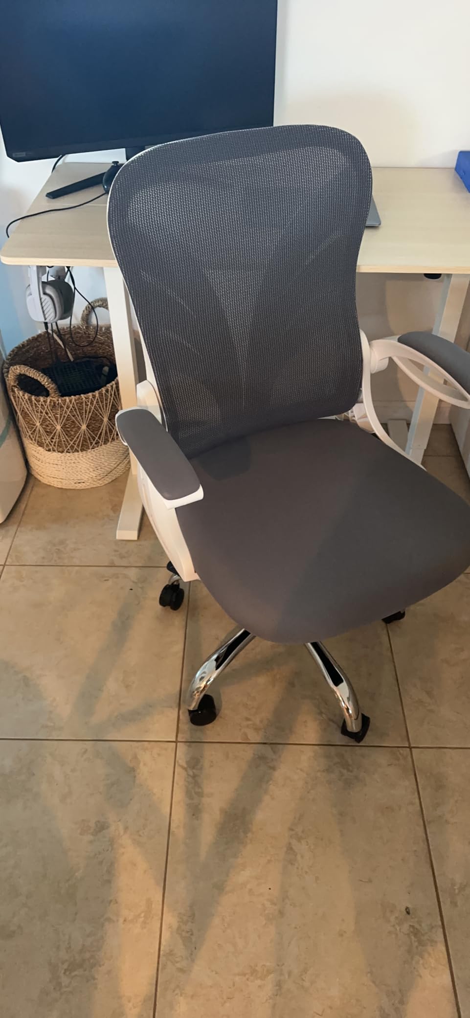 HOLLUDLE Ergonomic Mesh Office Chair, V Back Desk Chair with 2D Headrest customer photo 2