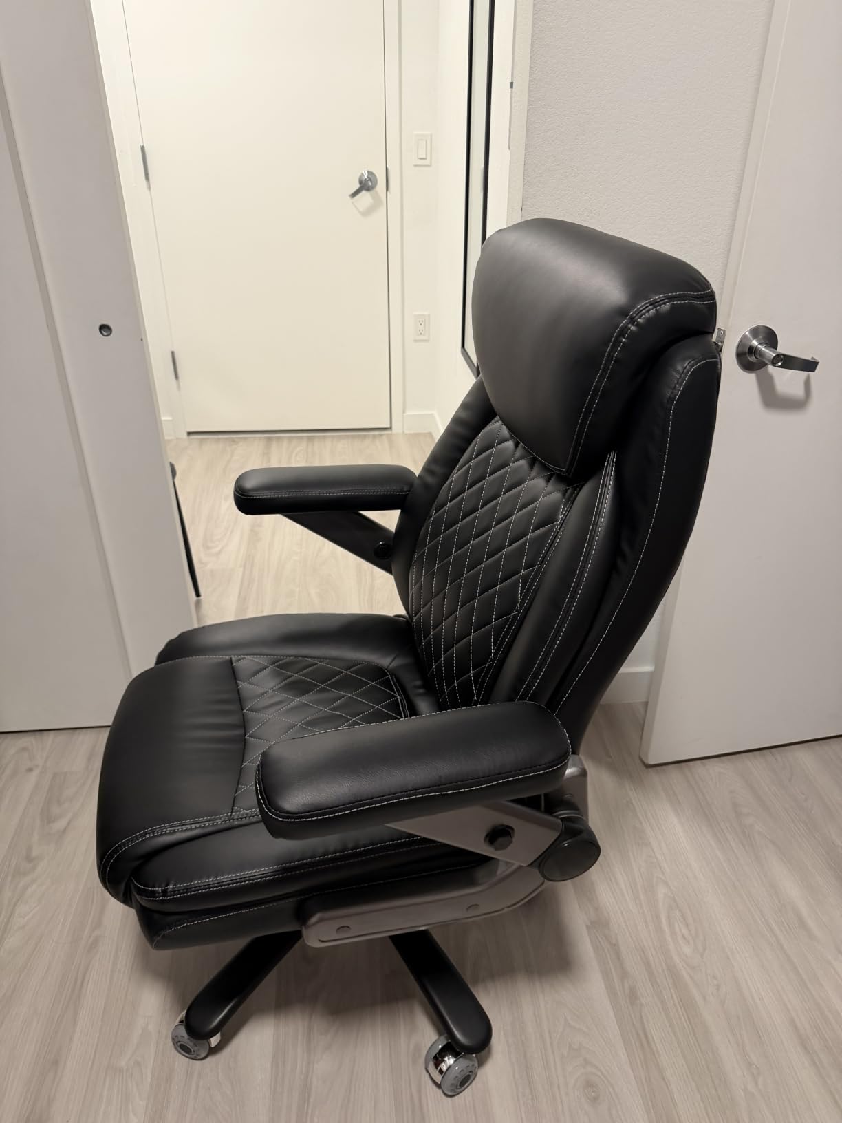600LBS Large Heavy Duty Office Chair with 5D Flip Arms,Comfy Big and Tall Executive Office Desk Chair with Pocket Spring Cushion,High Back Computer Chair with Lumbar Support,Dual Rubber Wheel customer photo 2