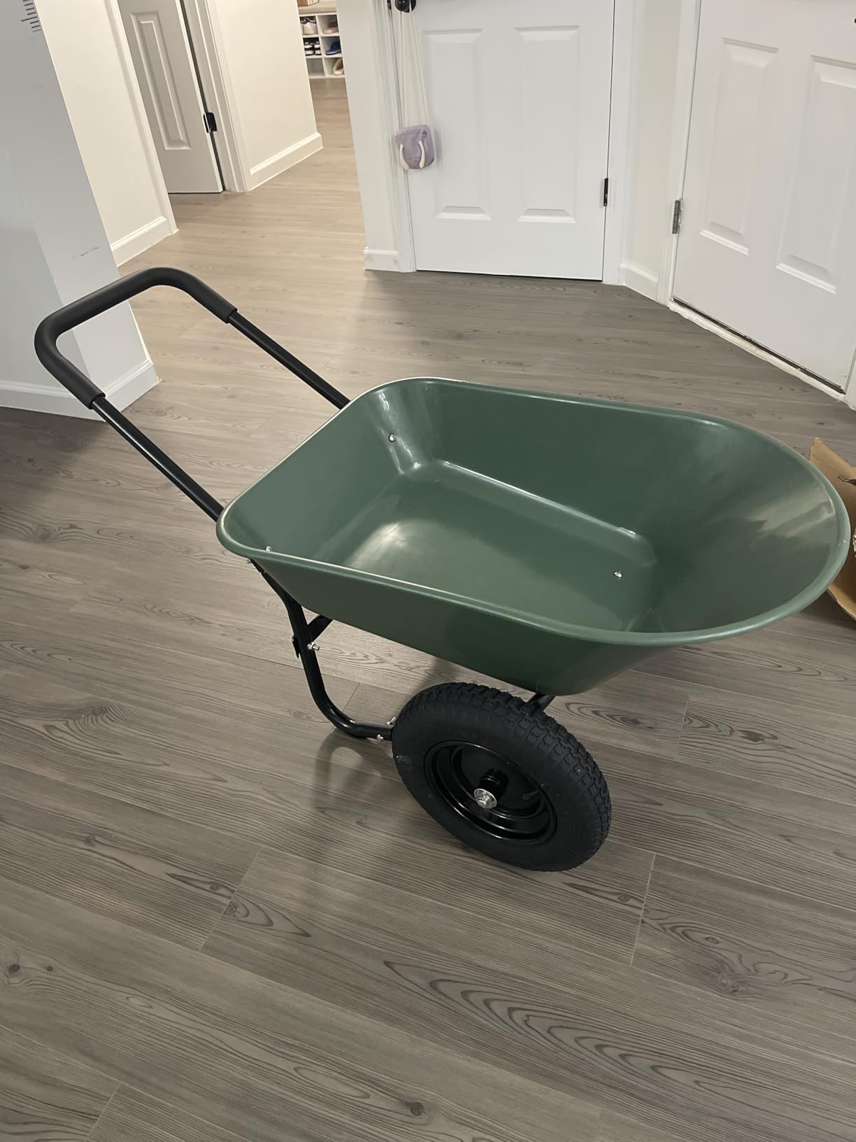Amazon Basics Garden Wheelbarrow, Heavy Duty, 330 Pounds Capacity, 3.7 Cubic Feet, 26.8W x 53.9D x 27.2H inches, Green, 1-Pack customer photo 2
