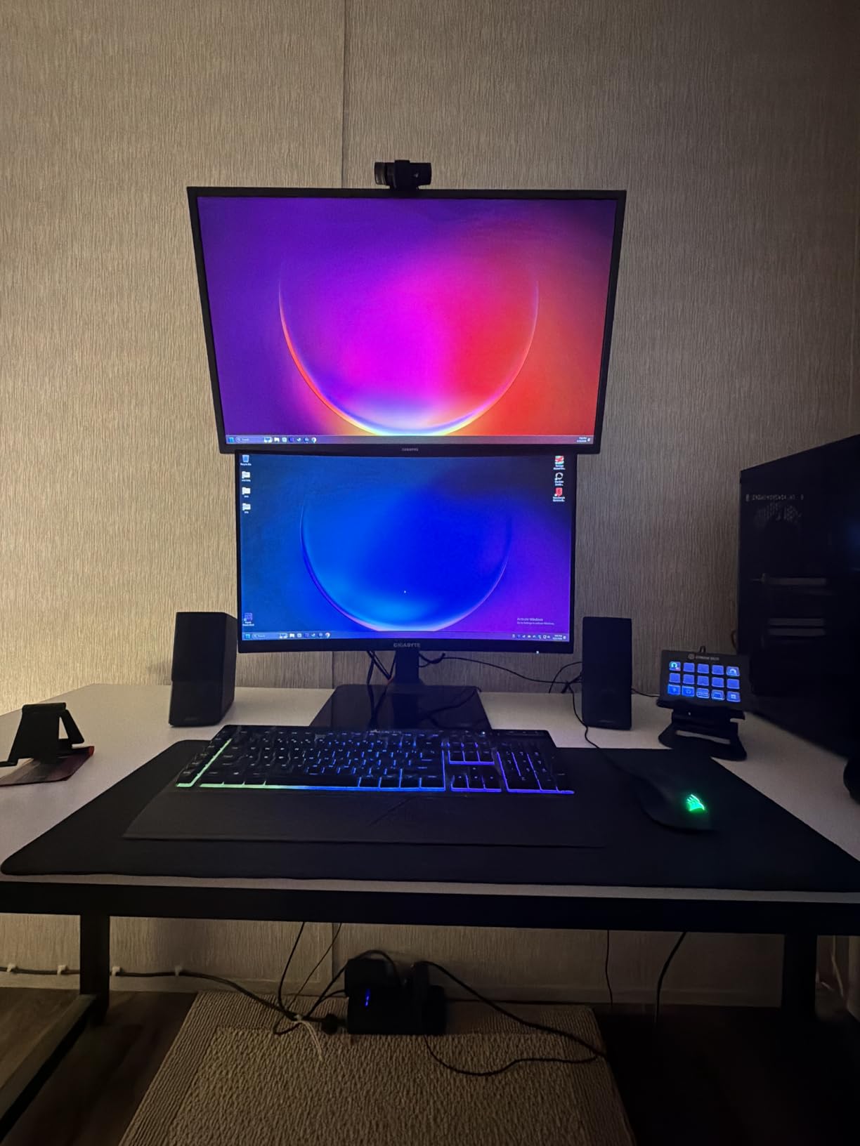 HUANUO Dual Monitor Stand for 13 to 34 Inch, Max Load 44 lbs, Vertical Monitor Mount, Freestanding Monitor Riser with Swivel, Tilt, Rotation, 13 Height Settings, Max VESA 100x100 customer photo 2